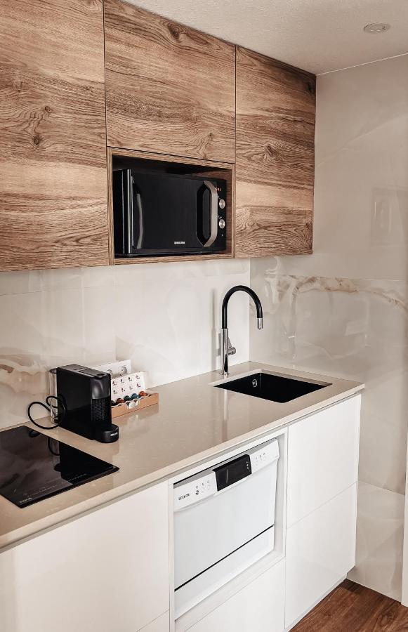 Emerald Palm Residence Адехе Екстериор снимка